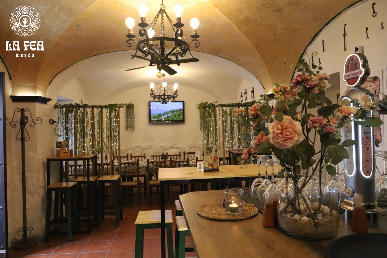 Interior con barra y flores