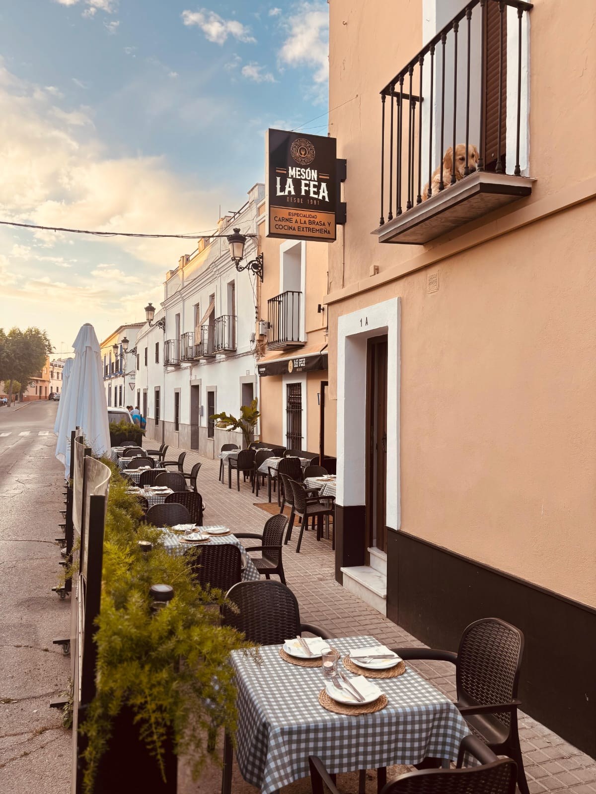 Fachada y terraza de Mesón La Fea