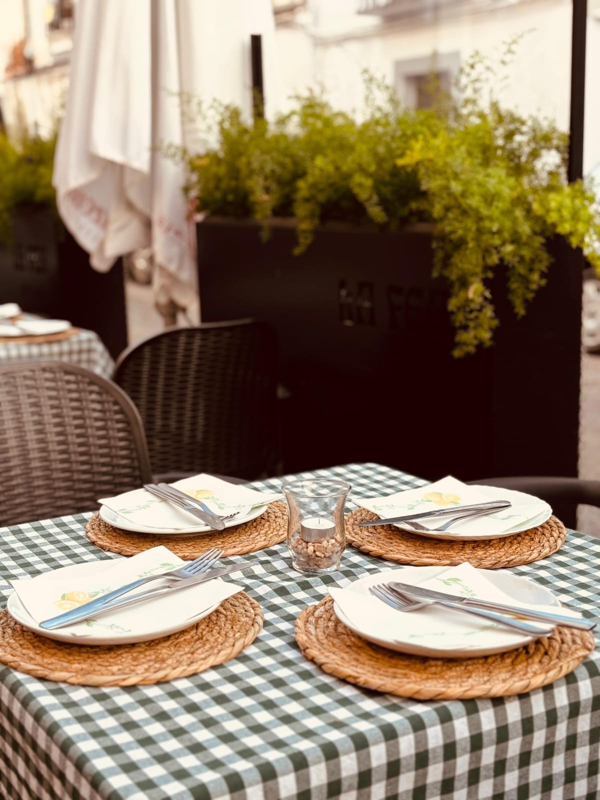Mesa preparada en terraza